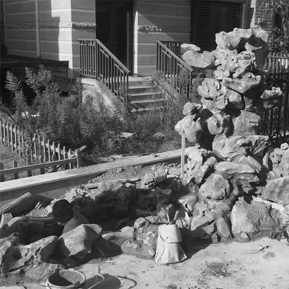 苏州现代园墅花园假山水池施工中